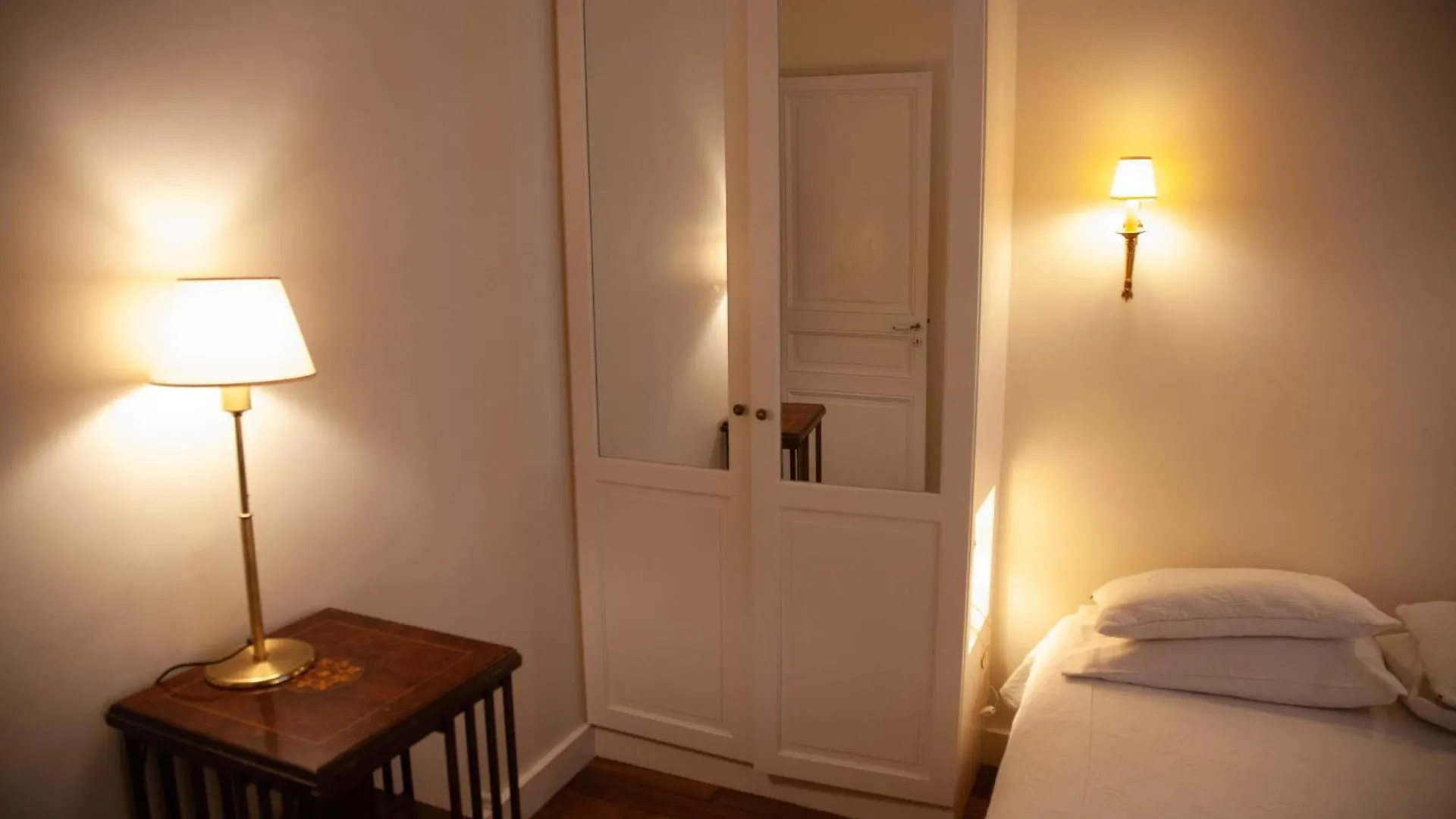 Homestay Arc De Triomphe Chic Room Paris France